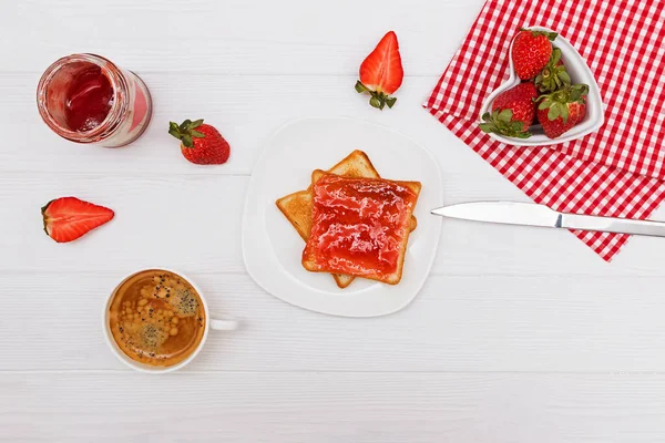 Tostadas con mermelada de fresa, fresas y café sobre la mesa blanca — Foto de Stock