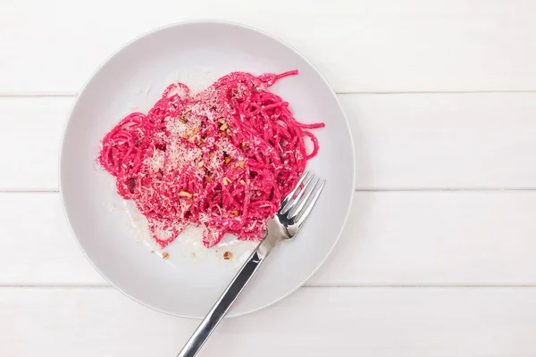 Паста-спагетти с розовой свеклой. Вкусный обед — стоковое фото