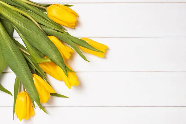 Boeket frisse heldere lente tulpen op witte houten achtergrond met kopieerruimte. — Stockfoto