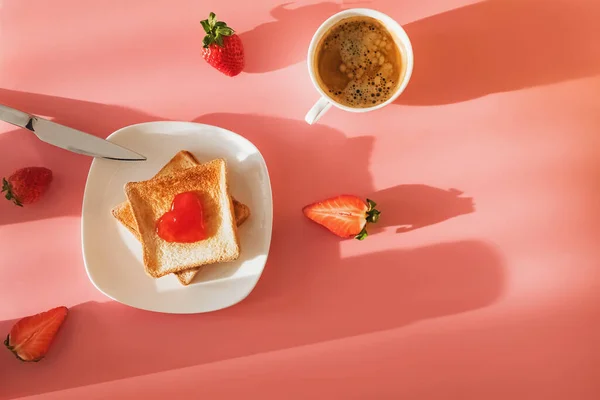 Rebanadas de pan tostado con mermelada en forma de corazón y taza de café a la luz natural —  Fotos de Stock