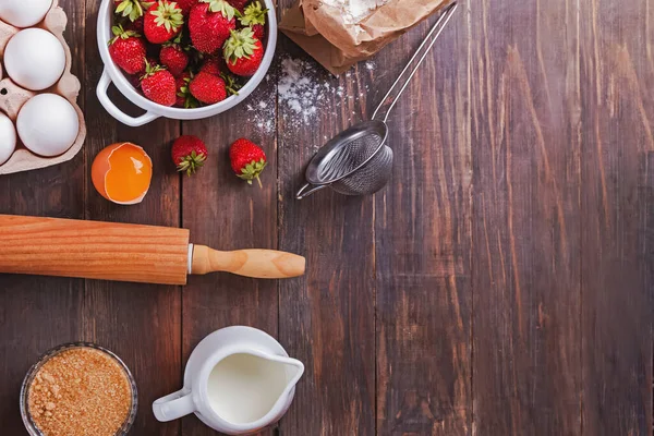 Ingredientes para fazer torta de morango em fundo de madeira — Fotografia de Stock