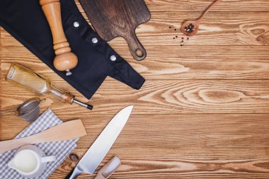 Mutfak gereçleri ve aksesuarlar ahşap masa üzerinde fotokopi alanı ile.