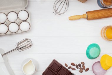 Beyaz arkaplanda pişirmek için gereken malzeme ve gereçler,