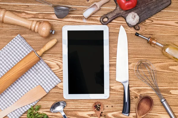 Tablet με κενή οθόνη και διαφορετική κουζίνα και μαγειρικά σκεύη. — Φωτογραφία Αρχείου