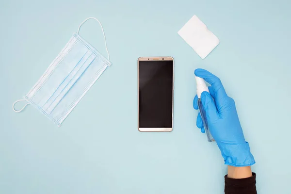 Mãos usando luvas de proteção limpeza e desinfecção de telefone celular para prevenção de doenças por coronavírus Covid-19 . — Fotografia de Stock