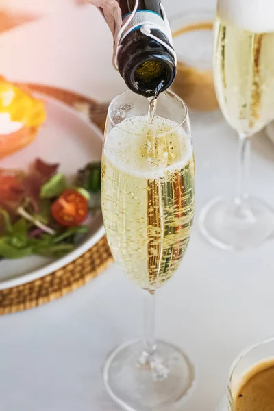 Despejando vinho espumante prosecco em um copo no brunch de domingo — Fotografia de Stock