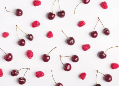 Beyaz masaya serpilmiş taze kırmızı böğürtlen.