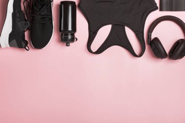 Pembe arkaplanda siyah renk fitness aksesuarları.