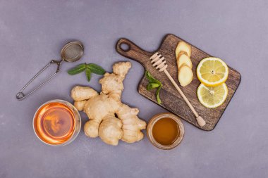 Ballı ve limonlu sağlıklı zencefil çayı.