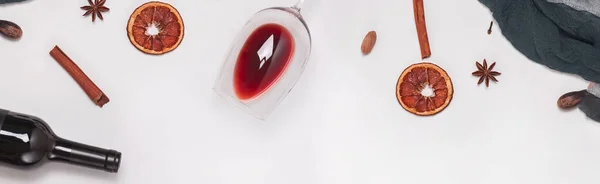 Fles wijn, kurkentrekker en druif op houten ondergrond — Stockfoto