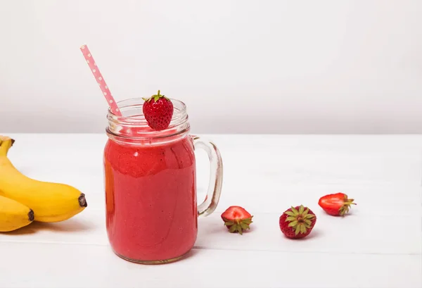 Batido de morango e banana ou batido de leite em um frasco de vidro — Fotografia de Stock