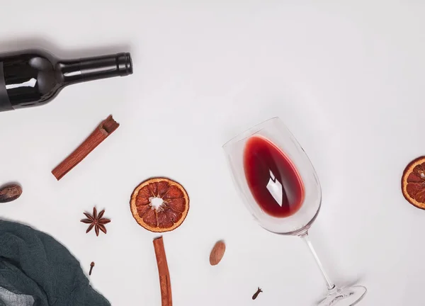Bottiglia di vino, cavatappi e uva su fondo di legno — Foto Stock