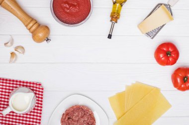 Geleneksel lazanya yapmak için gerekli malzemeler.