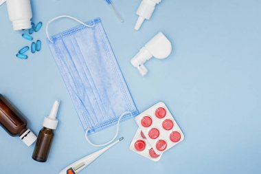 Tıbbi malzemelerle dolu bir doktor masası. Düz yatıyordu