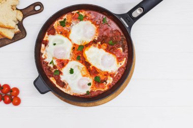 Lezzetli yumurta ve domates. Shakshuka demir tavada.