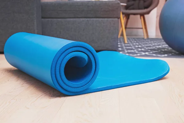 Close up of yoga, fitness floor mat in modern living room — Stock Photo, Image