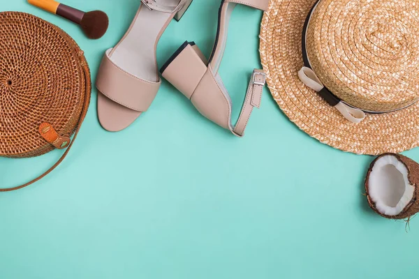 藁帽子とサンダルと夏の女性の服 — ストック写真