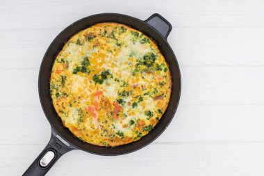 Otlu frittata, domates ve peynir.