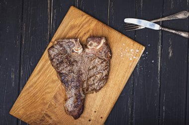 Taze kızartılmış lezzetli et. Tahtada biftek.