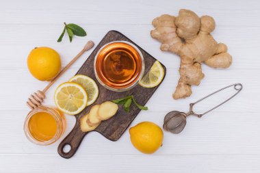 Ballı ve limonlu sağlıklı zencefil çayı.