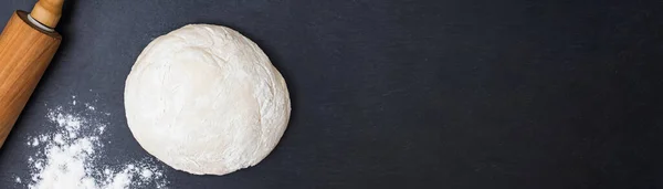 Pasta, mattarello e farina su fondo nero — Foto Stock