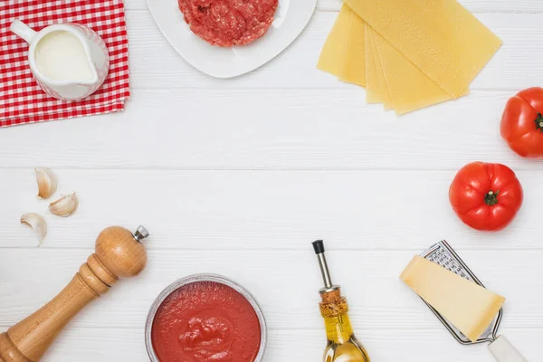 Složení pro výrobu tradičních lasagní. — Stock fotografie