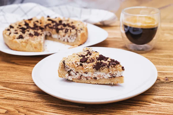 Homemade sweet cake with ricotta, crumbs and chocolate, Italian sbriciolata crumb pie on wooden table — Stock Photo, Image