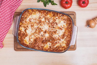 Tahta masada kıymalı bolonez sosuyla yapılan leziz İtalyan lazanyası.