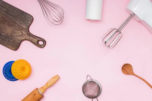 Інструменти та посуд для випічки та випічки на рожевому фоні — стокове фото