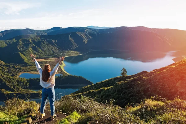 Jovem turista de pé com vista para o lago da montanha — Fotografia de Stock
