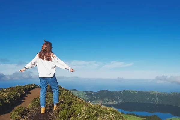山の湖へのビューで立って若い女性の観光客 — ストック写真