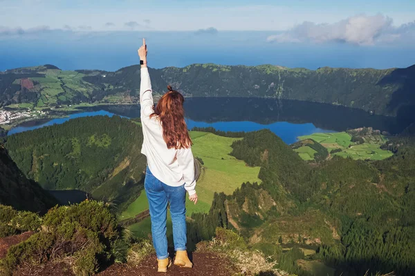 Jovem turista de pé com vista para o lago da montanha — Fotografia de Stock