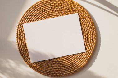 Yuvarlak saman paspası üzerinde kart maketi.