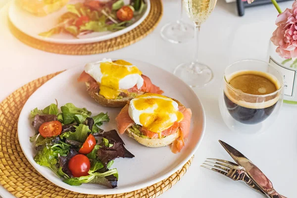 Nedělní brunch s vajíčky benedikt, salát a káva — Stock fotografie