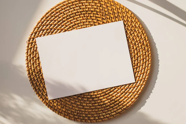 Yuvarlak saman paspası üzerinde kart maketi.