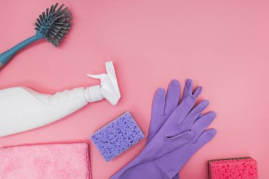 Pembe arka planda temizlik araçları ve malzemeler