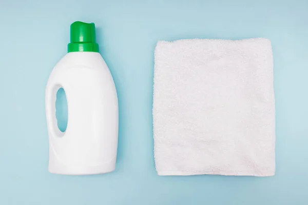 Toalla blanca y botella de detergente líquido — Foto de Stock