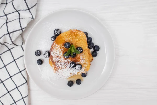 Deliciosas torradas francesas caseiras com açúcar de confeiteiro — Fotografia de Stock