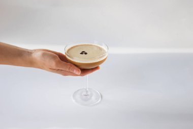 Kahve bardağıyla el ele tutuşun.