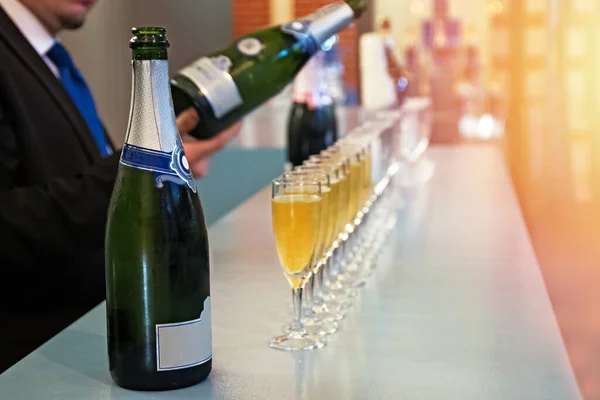 Row of glasses with sparkling wine, champagne or proseco close-up. Wine tasting, warm toned photo — Stock Photo, Image