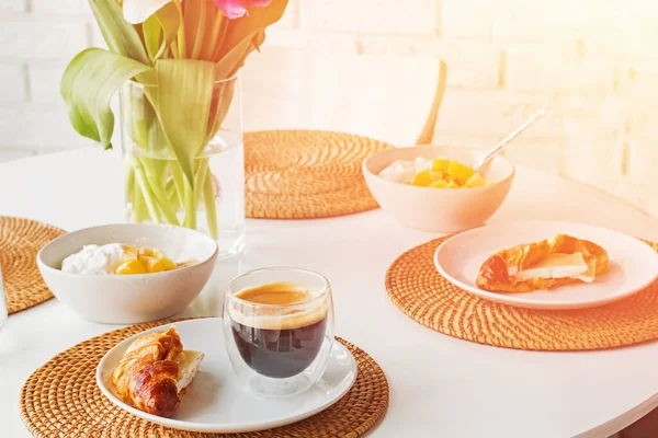 Sonntagsbrunch zu Hause, Teller mit Kaffee und Croissant — Stockfoto