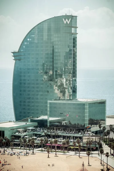 Till stranden La Barceloneta i Barcelona, Spanien. — Stockfoto