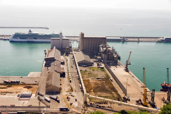 Cruiseschip haven in Barcelona, Spanje. — Stockfoto