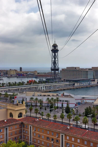 Puerto de pasajeros de barcelona y torre con una cuerda — Foto de Stock