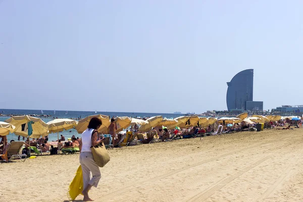 Spiaggia di La Barceloneta a Barcellona, Spagna . — Foto Stock