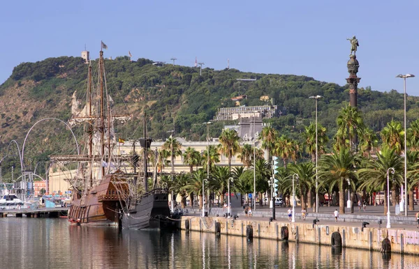 Vintage yacht pirates Barcelona harbor, Spain. — Stock Photo, Image