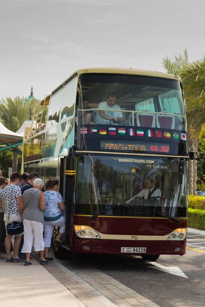 Туристический автобус на улице — стоковое фото
