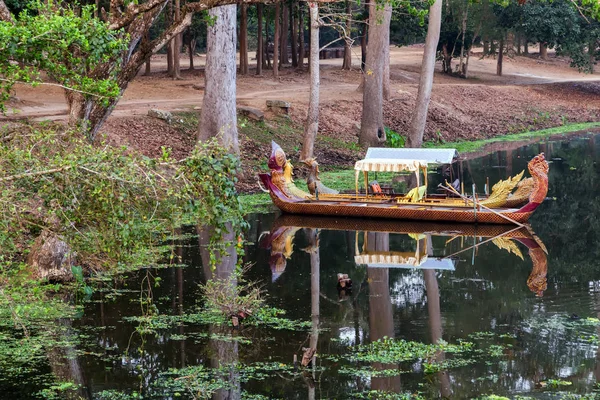 Barca sul canale di Angkor Wat, Cambogia . — Foto Stock