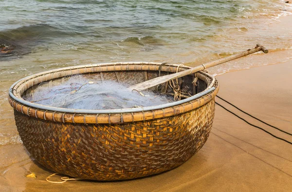 Традиционная вьетнамская лодка в корзине — стоковое фото