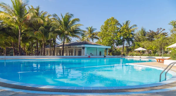 Tropik tatil köyünde yüzme havuzu — Stok fotoğraf